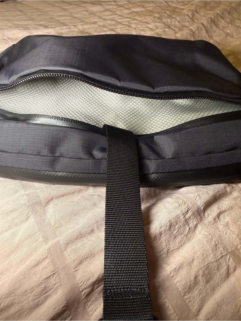 ALPAKA 2L Flight Sling - Black Crossbody Pouch - Picture 4 of 12